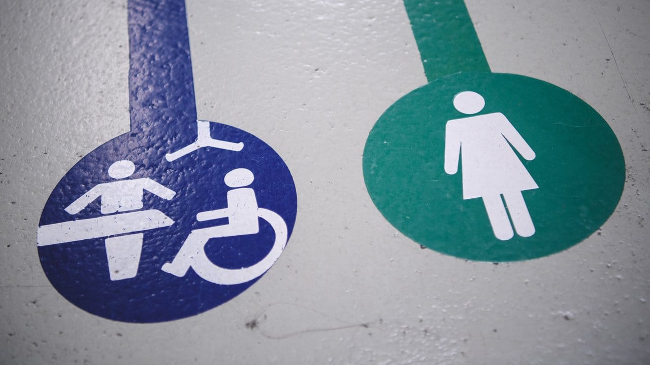 Toilette für alle: Sie können vor allem wegen ihrer zusätzlichen Ausstattung schwer- und mehrfachbehinderten Personen helfen.
