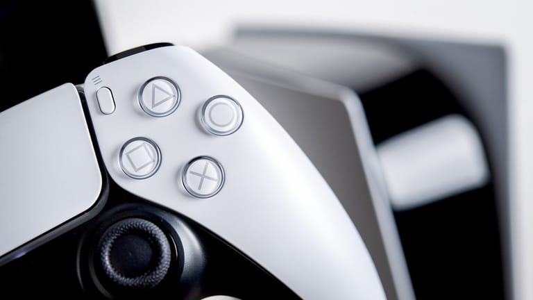 Die Playstation 5 mit dem neuen Dualsense-Controller im Vordergrund.