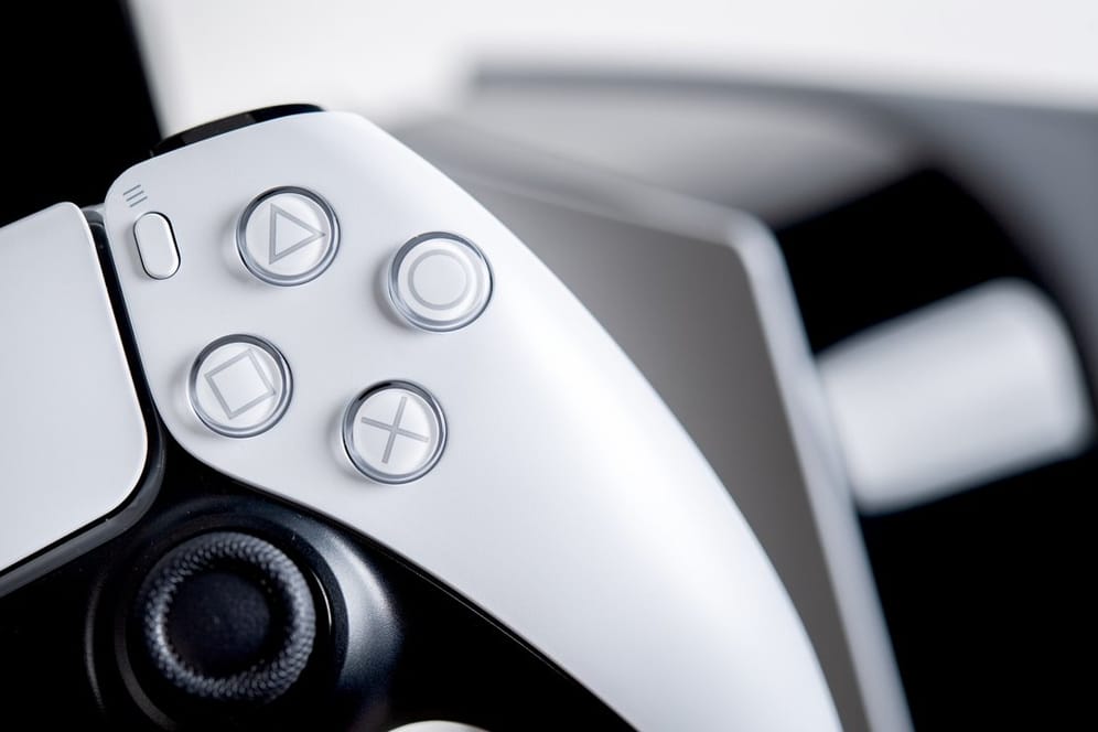 Die Playstation 5 mit dem neuen Dualsense-Controller im Vordergrund.