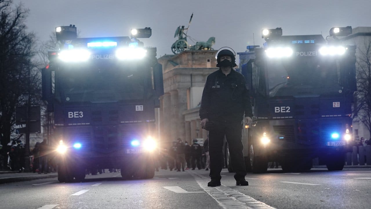 Wasserwerfer der Polizei stehen bei der Corona-Demo am Brandenburger Tor bereit.