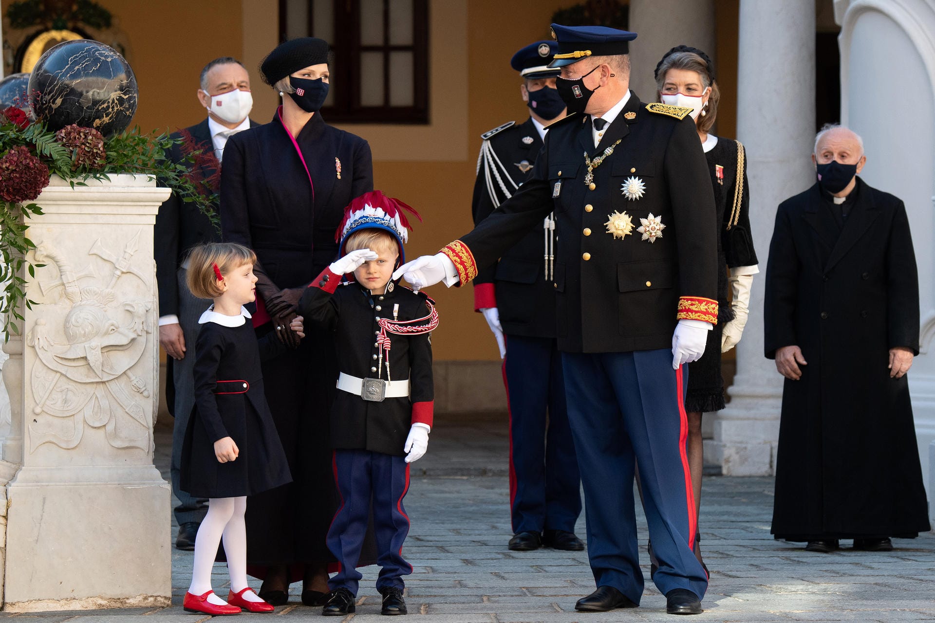 Der kleine Prinz trägt wie Papa Albert eine traditionelle Uniform.