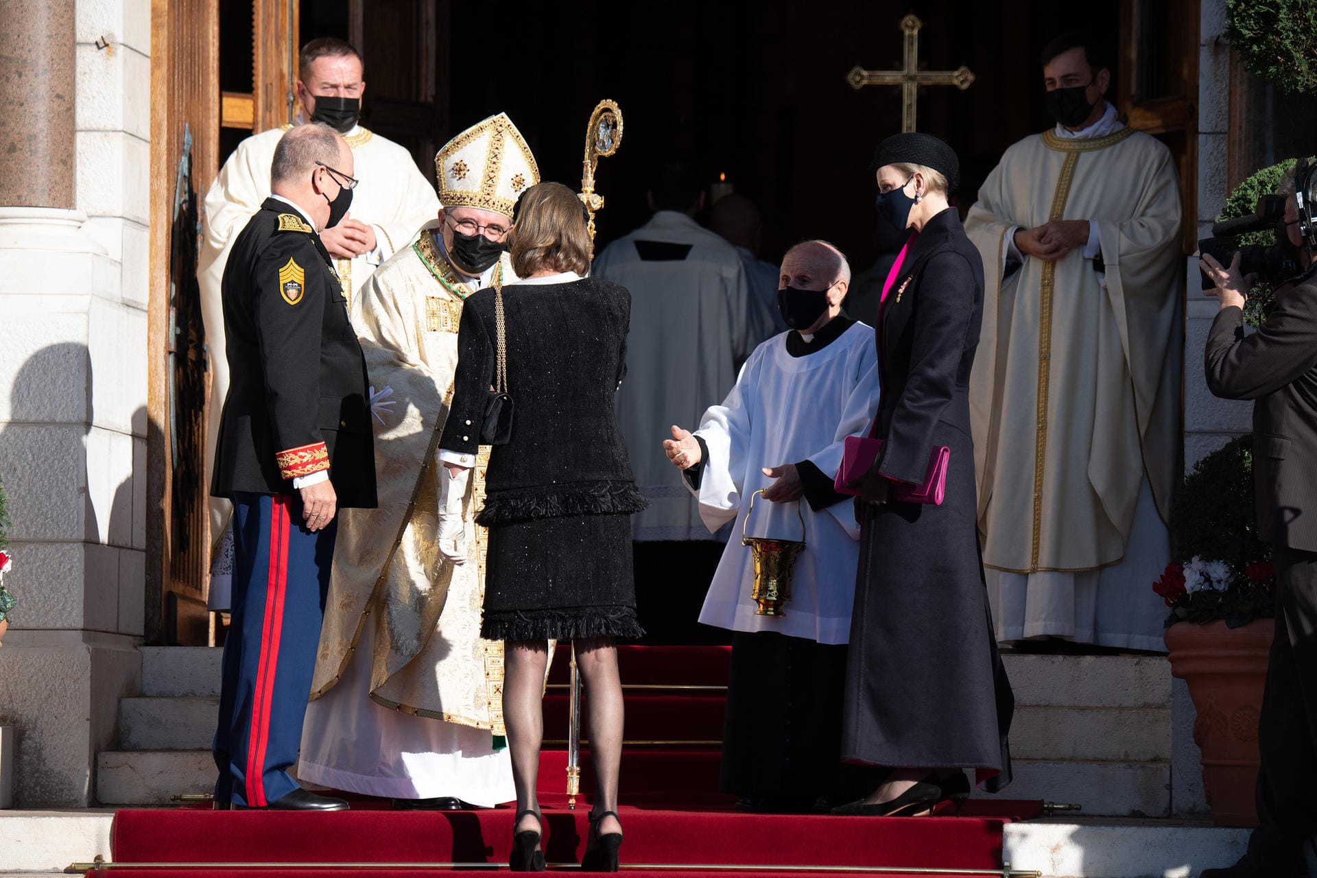 Erzbischof Dominique-Marie David begrüßt Caroline von Hannover, Fürst Albert und Fürstin Charlène vor der Kathedrale.