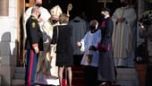 Erzbischof Dominique-Marie David begrüßt Caroline von Hannover, Fürst Albert und Fürstin Charlène vor der Kathedrale.