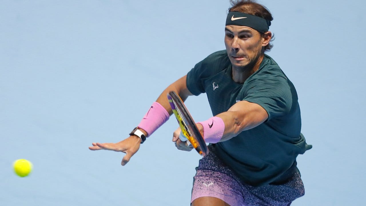 Rafael Nadal returniert bei den ATP Finals einen Ball von Stefanos Tsitsipas.