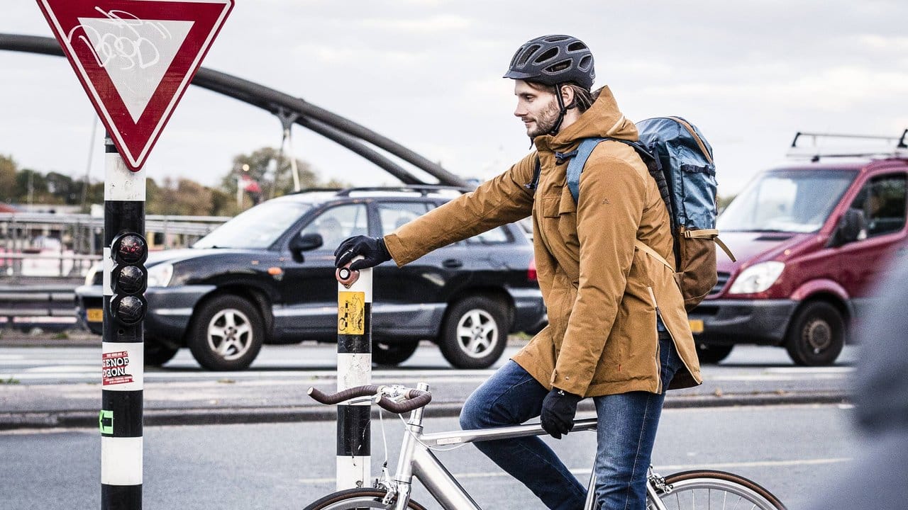 Zum Winterstart bereit: Eine Jacke, die vor Wind und Nässe schützt, hilft Radlern in der kalten Jahreszeit, die Freude am Fahrrad nicht zu verlieren.