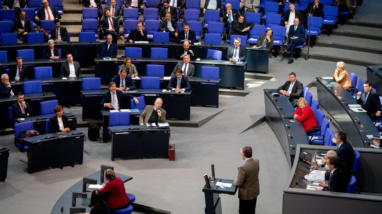 Michael Grosse-Brömer am Rednerpult rechnet im Bundestag mit der AfD-Fraktion ab.
