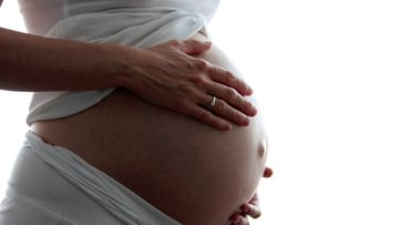 Schwangere müssen keine Kürzungen bei Mutterschaftsleistungen fürchten, wenn ihr Arbeitgeber Kurzarbeit anmeldet.