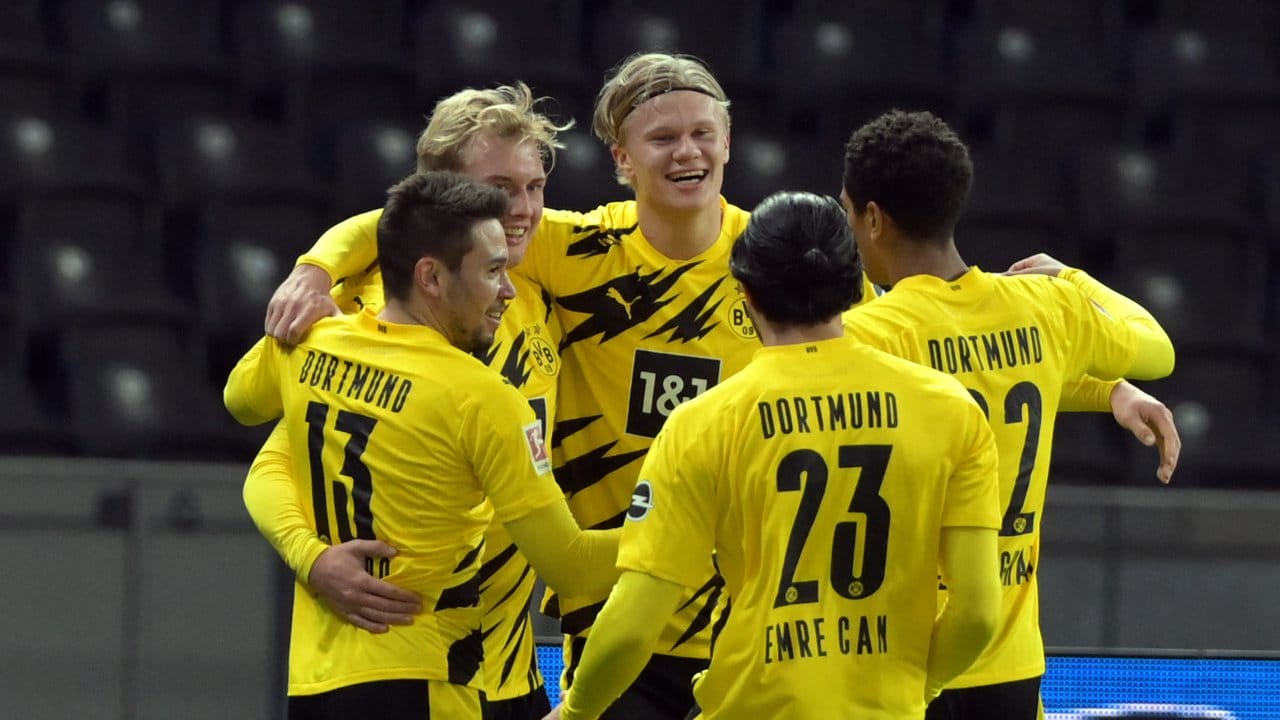 Dortmunds Erling Haaland (M) jubelt nach seinem Treffer zum 3:1 gegen Hertha mit seinem Team.