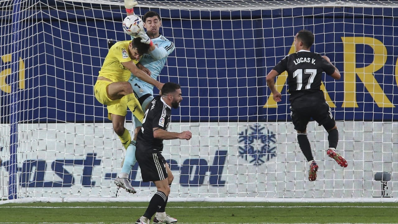 Madrids Torhüter Thibaut Courtois (M) kann in einer turbulenten Situation den Ball retten.