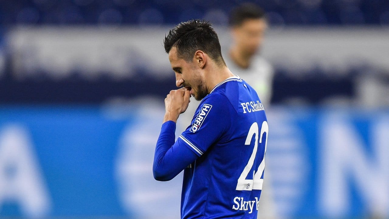 Der Schalker Steven Skrzybski ist nach der Niederlage frustriert.
