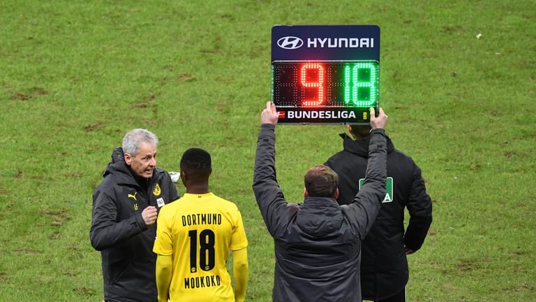 Dieser Wechsel bleibt in Erinnerung: Youssoufa Moukoko wurde beim Spiel des BVB gegen Hertha BSC in der 85. Minute eingewechselt. In der Fotoshow zeigen wir Ihnen die zehn jüngsten Kicker aller Zeiten.