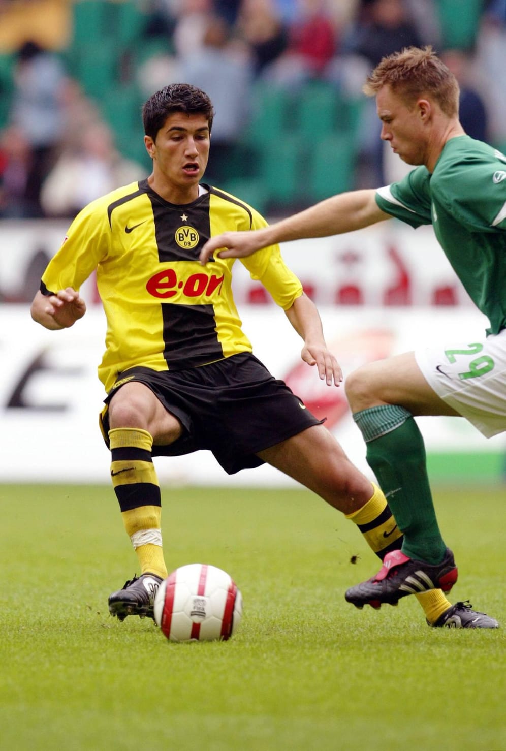 Nuri Sahin (Borussia Dortmund): Der frühere BVB-Star wurde nun von Moukoko abgelöst. Am 6. August 2005 gab Sahin sein Debüt in der Bundesliga gegen den VfL Wolfsburg und war an diesem Tag 16 Jahre, 11 Monate und 1 Tag alt.
