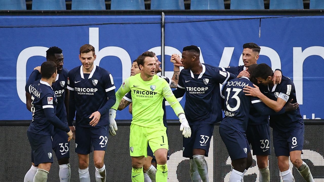 Der VfL Bochum fügte dem HSV die erste Saisonniederlage bei. Der VfL Bochum fügte dem HSV die erste Saisonniederlage bei.