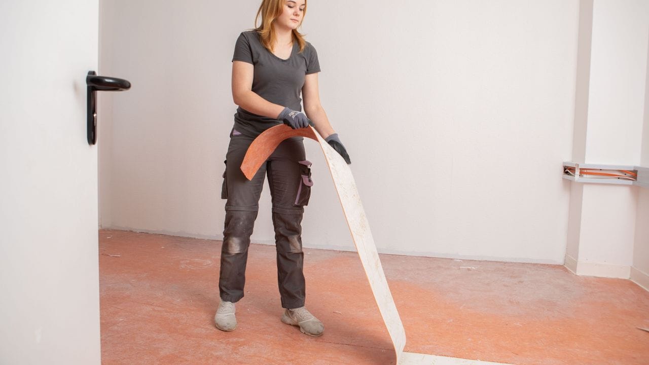 Hannah Hofstätter ist angehende Raumausstatterin: Muss wie hier zum Beispiel Linoleum herausgerissen werden, ist die Arbeit auch körperlich anstrengend.