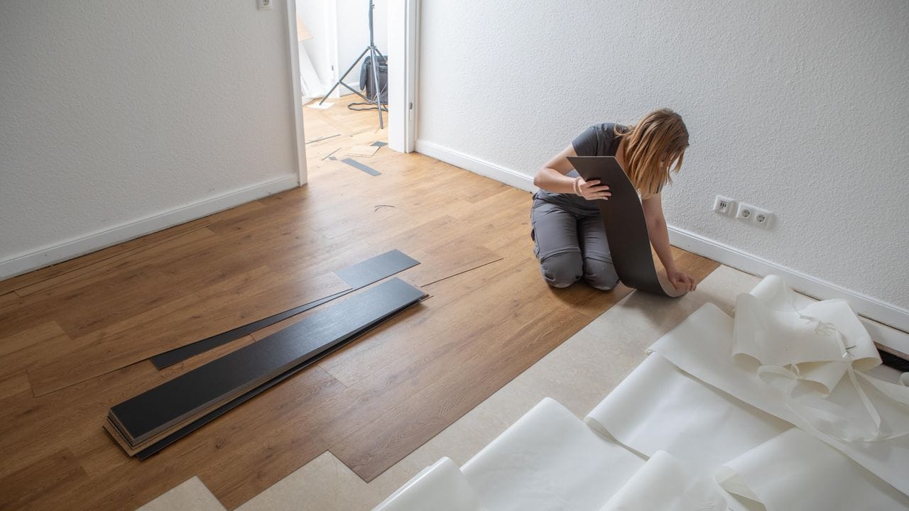 Ein neuer Boden kann einen ganzen Raum verwandeln: Hannah Hofstätter verlegt einen Design-Belag.