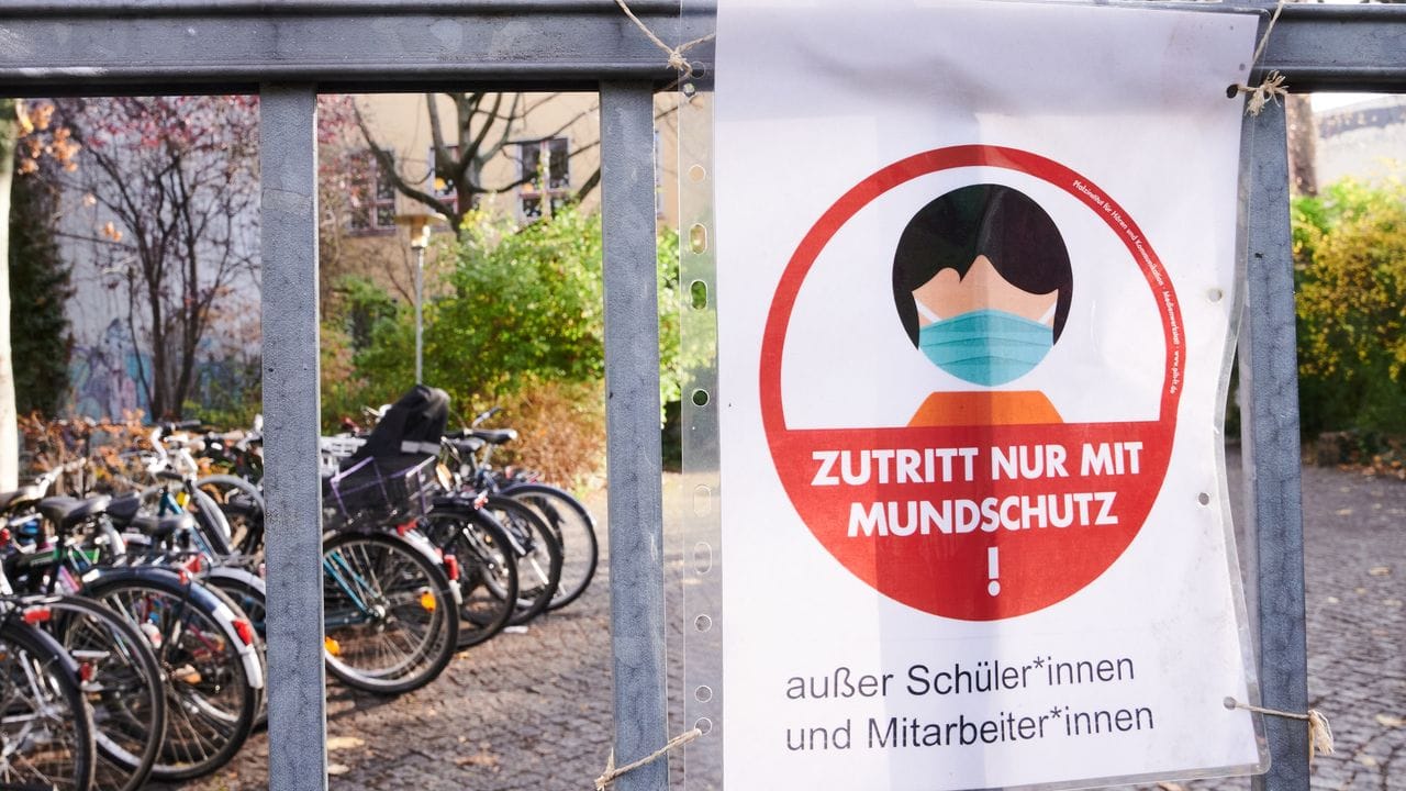 „Zutritt nur mit Mundschutz! außer Schüler*innen nund Mitarbeiter*innen“ steht am Eingang zu einer Waldorfschule in Berlin-Mitte.