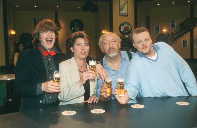 1997: Karl Dall mit Helge Schneider, Bettina Böttinger und Stefan Raab in "Karls Kneipe" bei RTL.