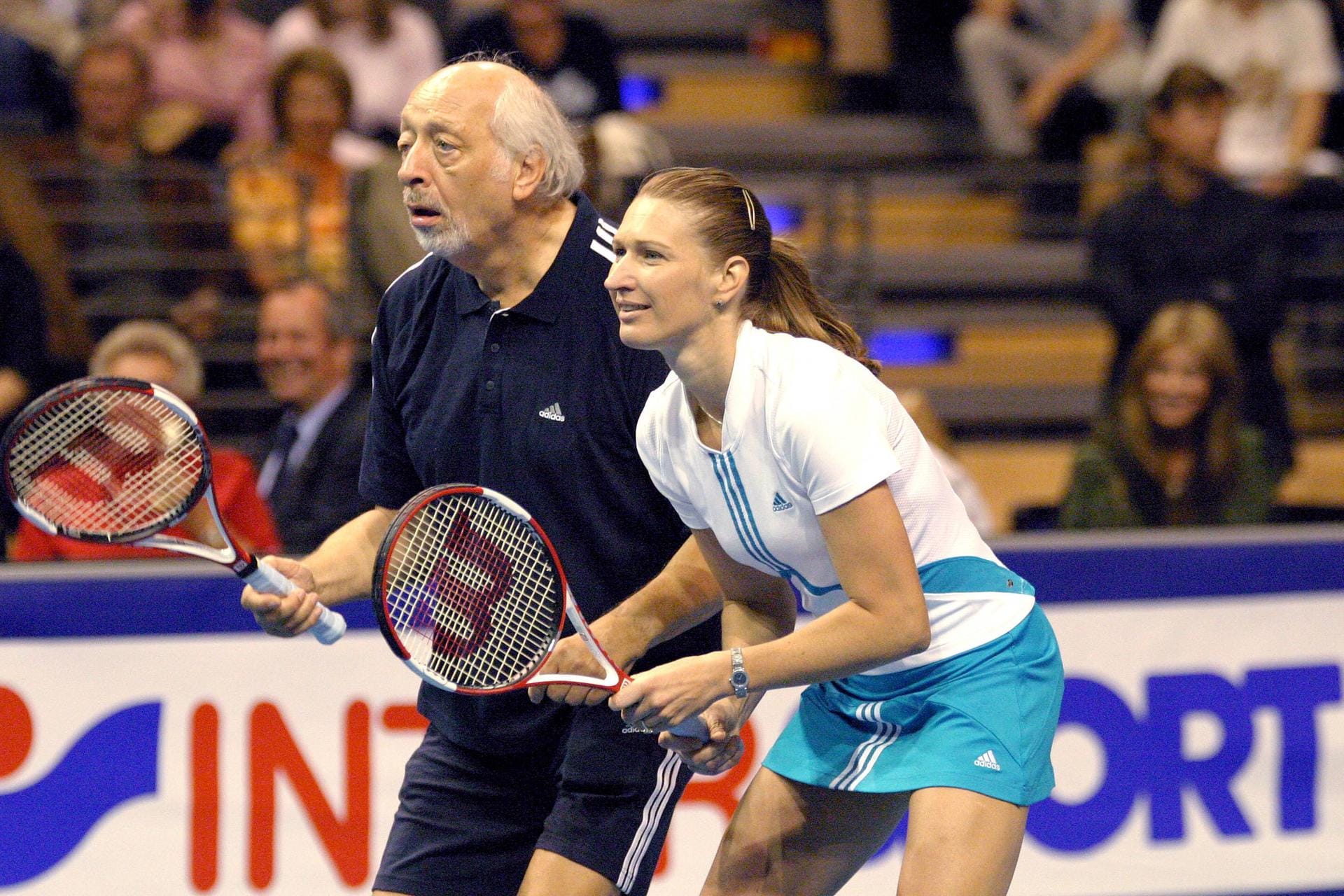 2004: Karl Dall und Steffi Graf bestreiten ein Doppelmatch.