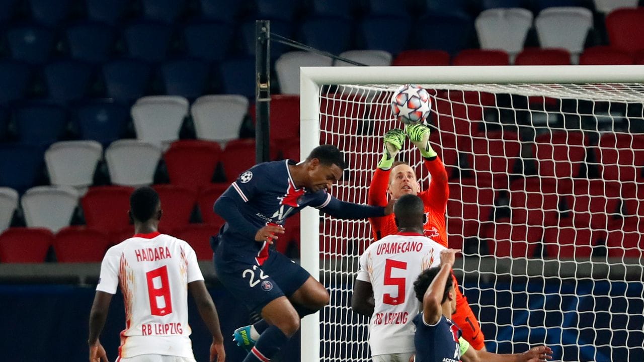 Leipzig-Keeper Peter Gulacsi klärt vor Abdou Diallo (2. Leipzig-Keeper Peter Gulacsi klärt vor Abdou Diallo (2.
