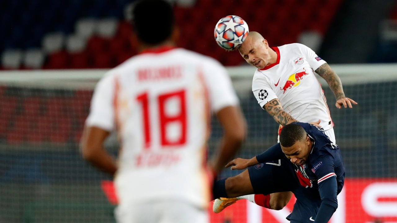 Leipzigs Angelino (r) setzt sich gegen Weltmeister Kylian Mbappe durch. Leipzigs Angelino (r) setzt sich gegen Weltmeister Kylian Mbappe durch.