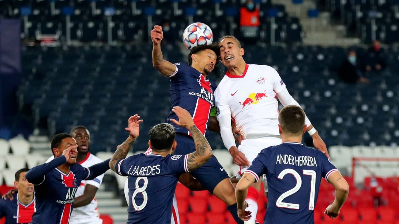 PSG-Akteur Marquinhos beim Kopfballduell mit Leipzigs Yussuf Poulsen (r). PSG-Akteur Marquinhos beim Kopfballduell mit Leipzigs Yussuf Poulsen (r).