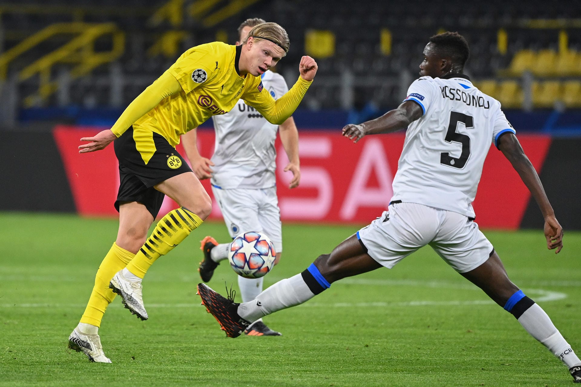 Borussia Dortmund steht kurz vor dem Einzug ins Champions-League-Achtelfinale. Gegen den FC Brügge gewann der BVB dank einer sehr erwachsenen Leistung mit 3:0 und führt Gruppe F damit an. Dabei überzeugten besonders zwei Youngster. Die BVB-Stars in der t-online-Einzelkritik.