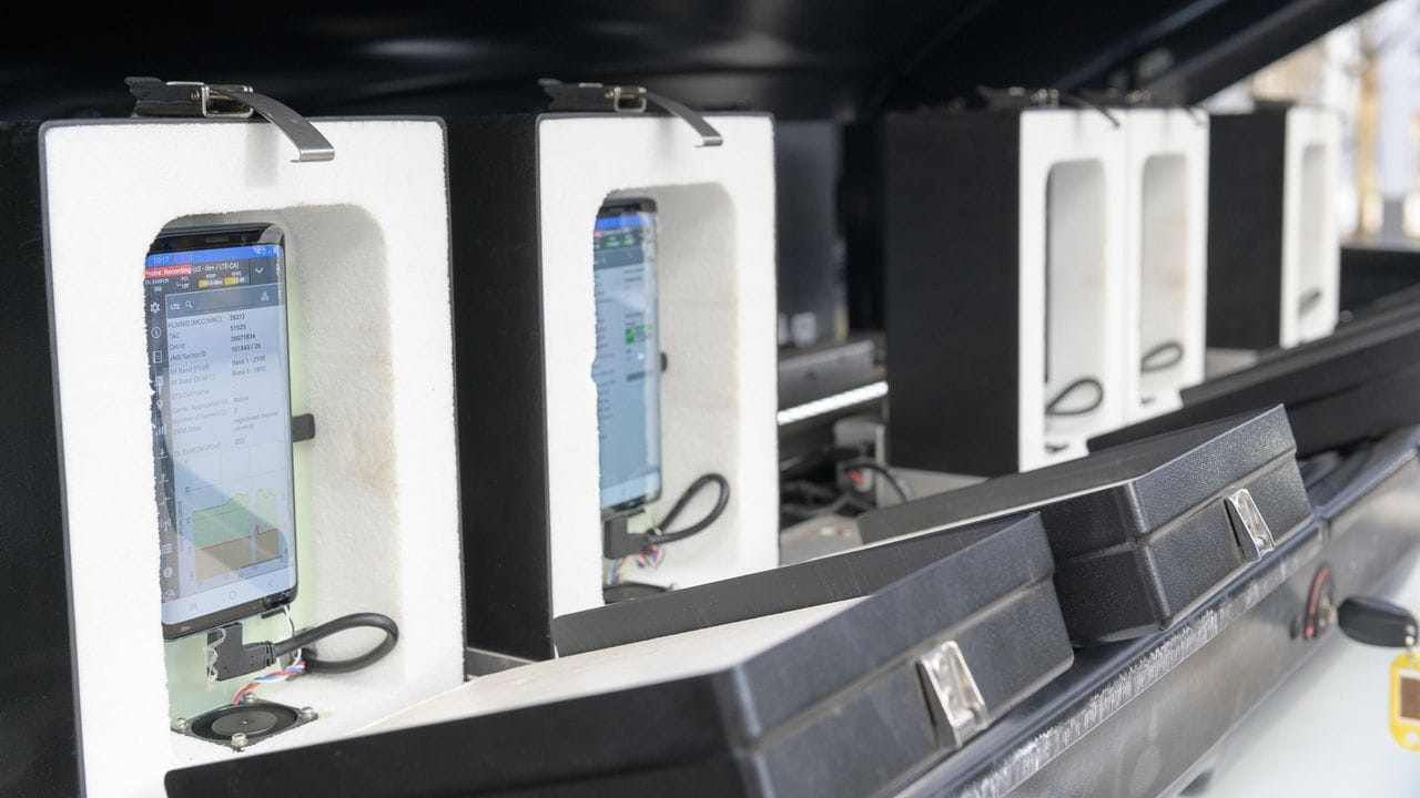 Diese Smartphones fuhren zu Testzwecken in einer Auto-Dachbox Tausende Kilometer durch Deutschland.