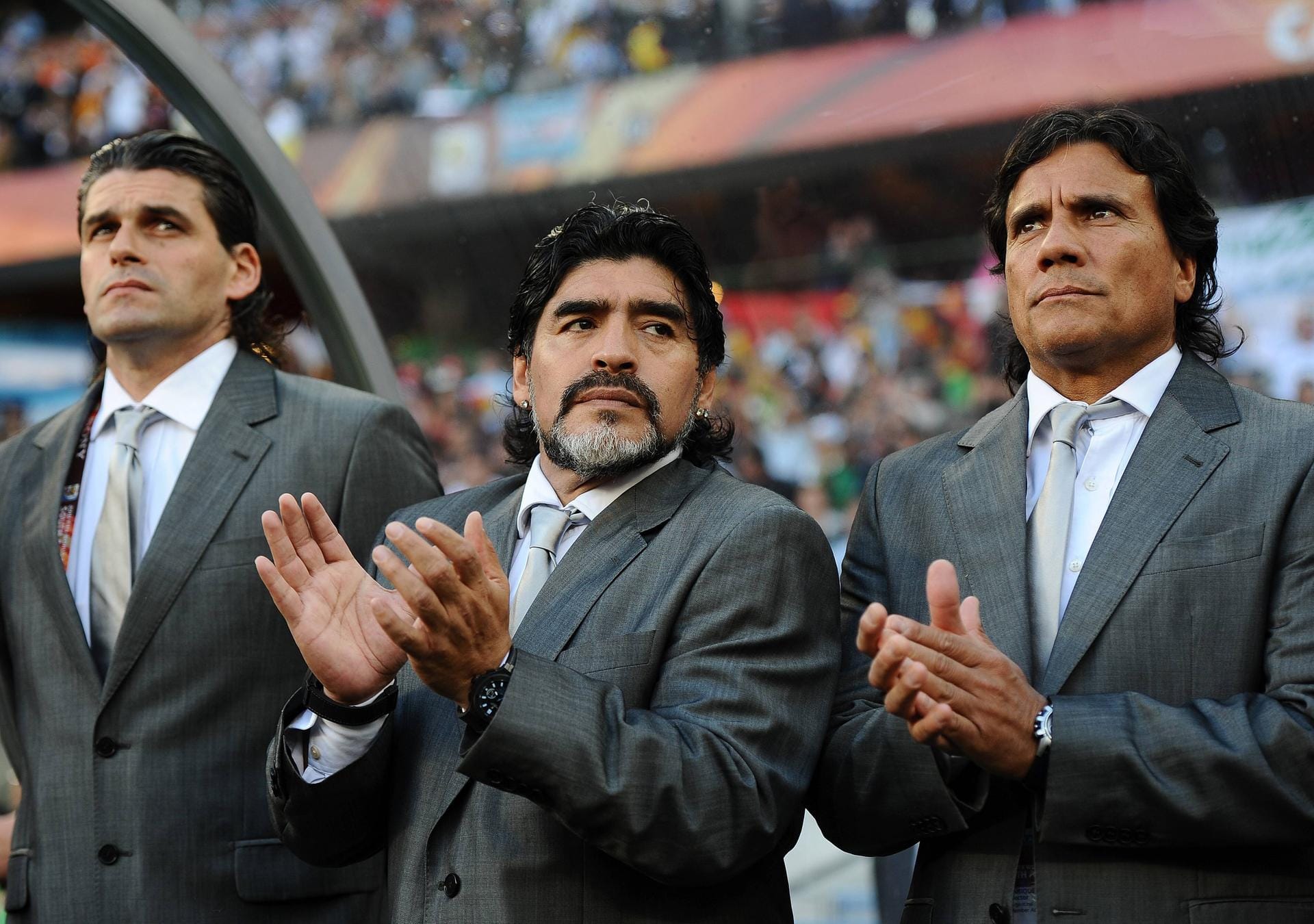 1997 beendete Maradona seine Laufbahn – und feierte im Oktober 2008 ein großes Comeback auf der Fußballbühne, als er das Amt als Nationaltrainer übernahm. Keine zwei Jahre später findet sein Engagement nach dem 0:4 gegen Deutschland bei der WM in Südafrika ein frühes Ende.