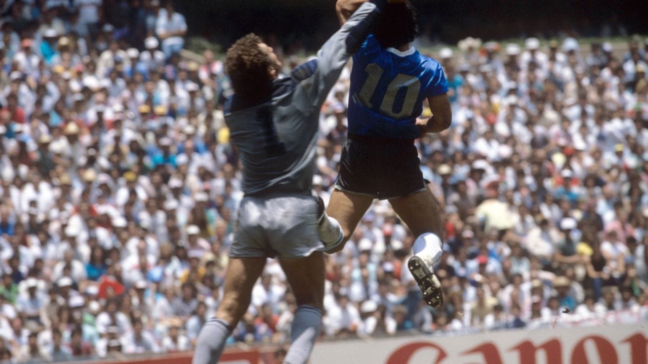 Die "Hand Gottes": Maradona (r) erzielt bei der WM 1986 mit der Hand ein Tor gegen England und deren Schlussmann Peter Shilton.