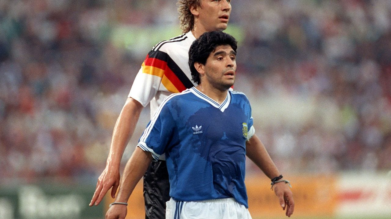 In der Neuauflage des Endspiels von 1986 musste sich Maradona 1990 in Rom dem DFB-Team mit Gegenspieler Guido Buchwald geschlagen geben.