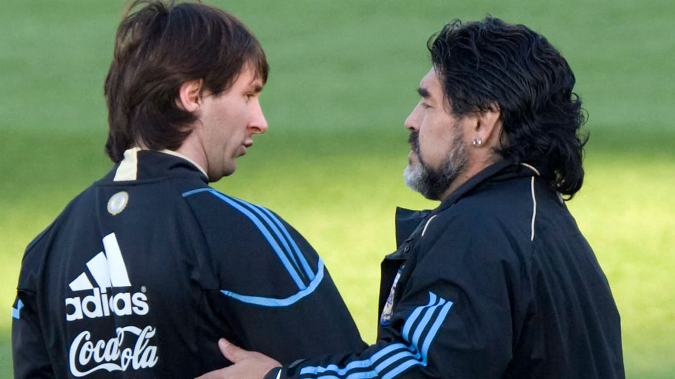 Als argentinischer Nationalcoach arbeitete Maradona auch mit Lionel Messi (l).