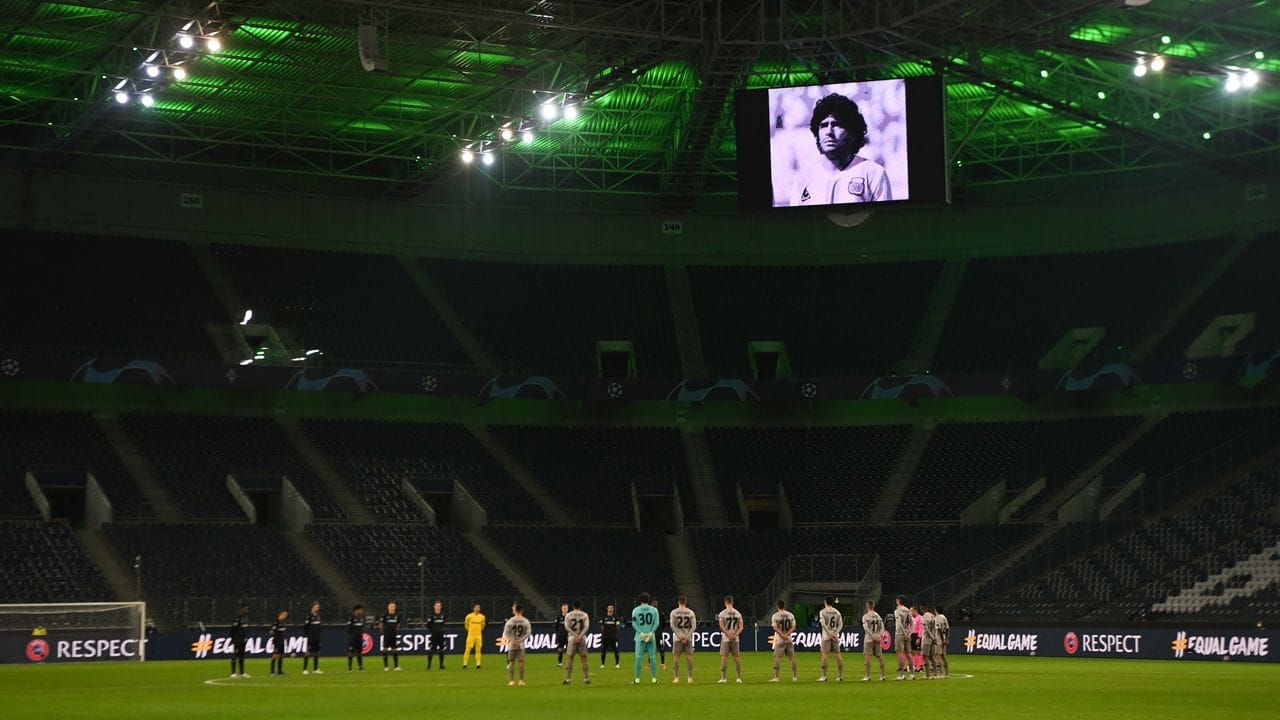 Vor dem Spiel gab es eine Schweigeminute wegen des Todes von Diego Maradona.