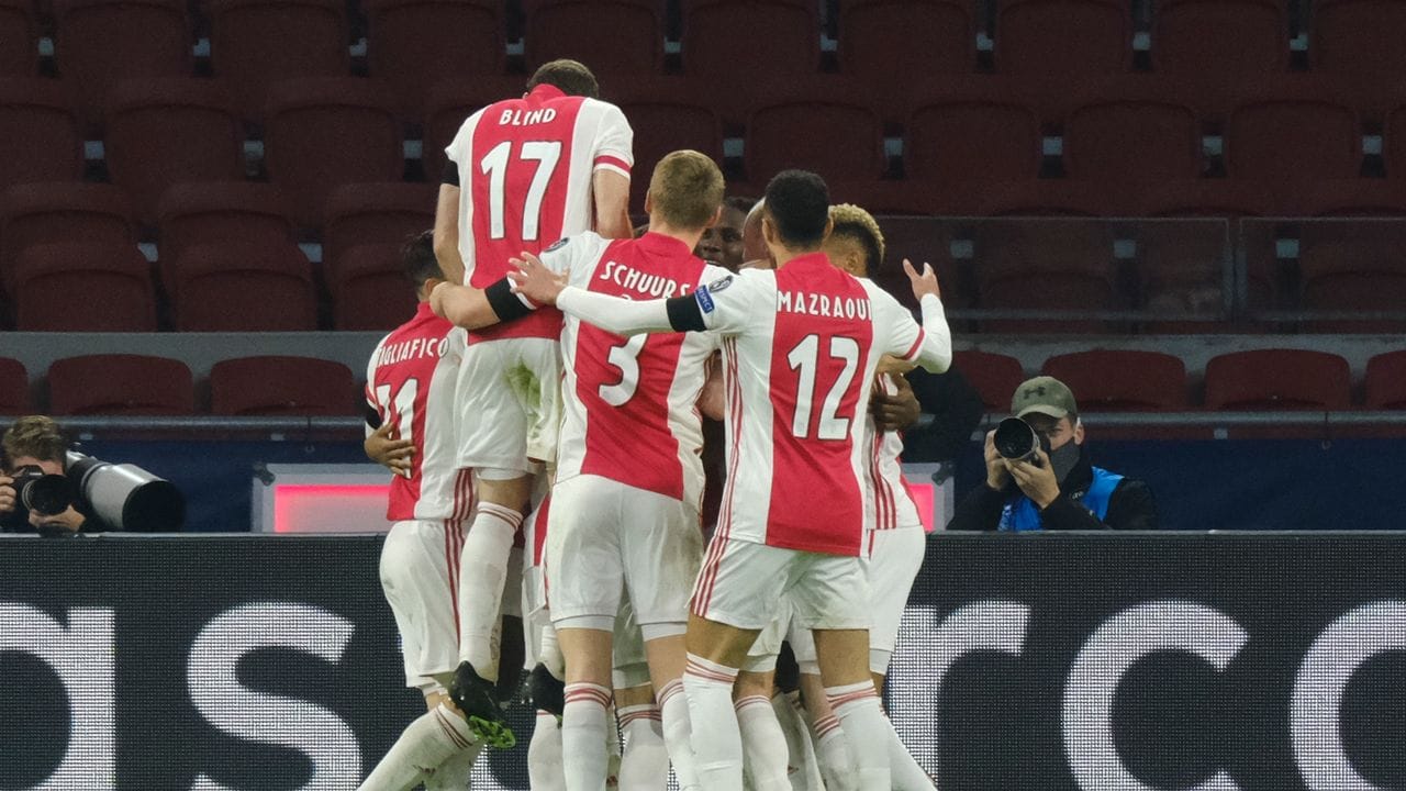 Die Spieler von Ajax Amsterdam feiern ihren ertsen Treffer.