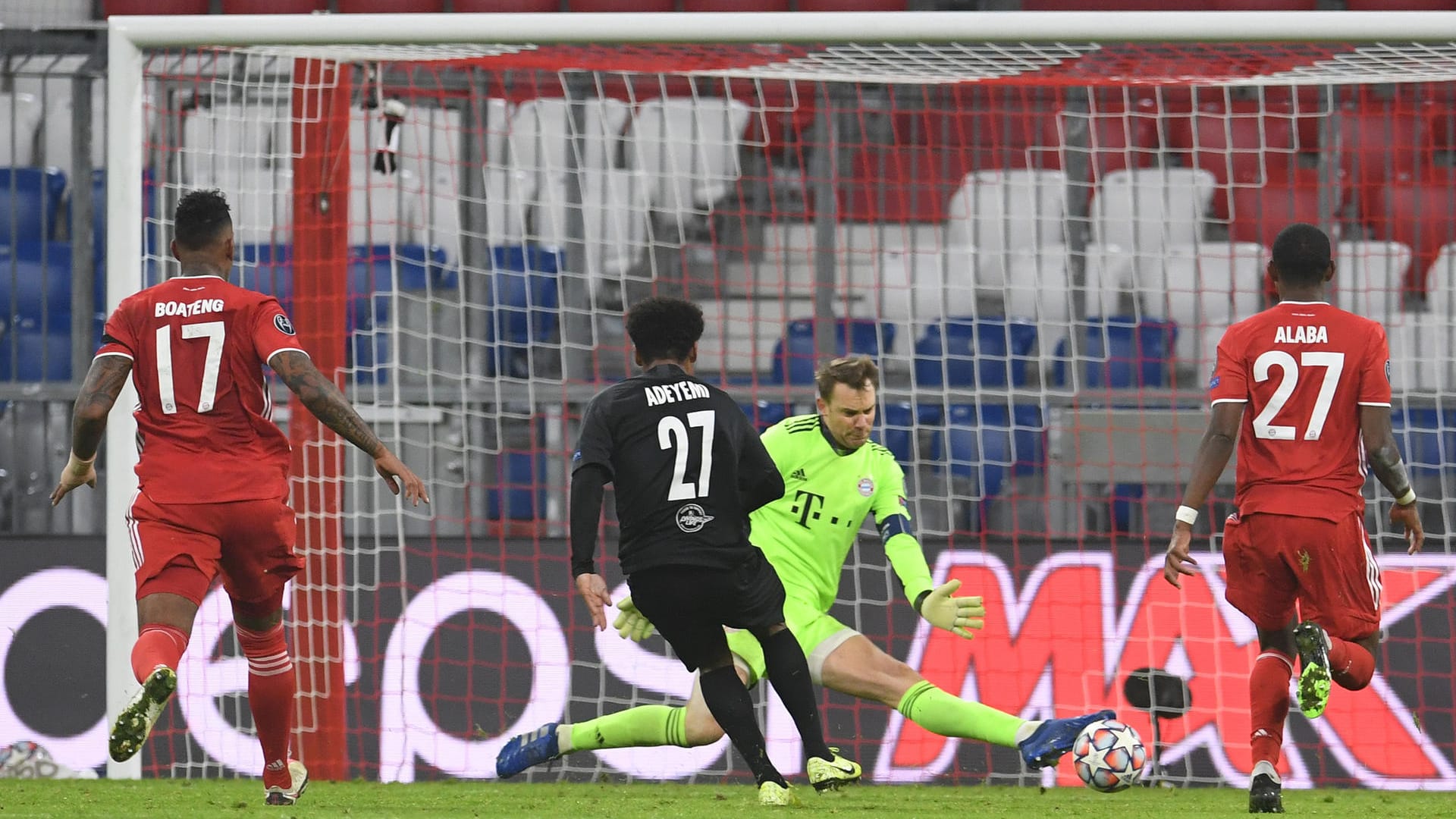 Manuel Neuer: Gewohnt sicher. Verhinderte nach 16 Minuten den Rückstand, als er im Eins-gegen-eins gegen den deutschen U21-Nationalspieler Mergim Berisha entschärfte. Kurz darauf leistete er sich eine ungewöhnliche Gelbe Karte, als er Berisha im Seiten-Aus per Ringer-Griff am Einwurf hinderte. Und noch einmal parierte er in höchster Not gegen denselben Spieler (70.). Note 2