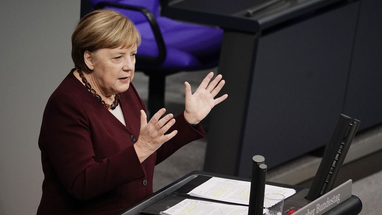 Bundeskanzlerin Angela Merkel (CDU) gibt im Bundestag eine Regierungserklärung zur Bewältigung der Corona-Pandemie ab.