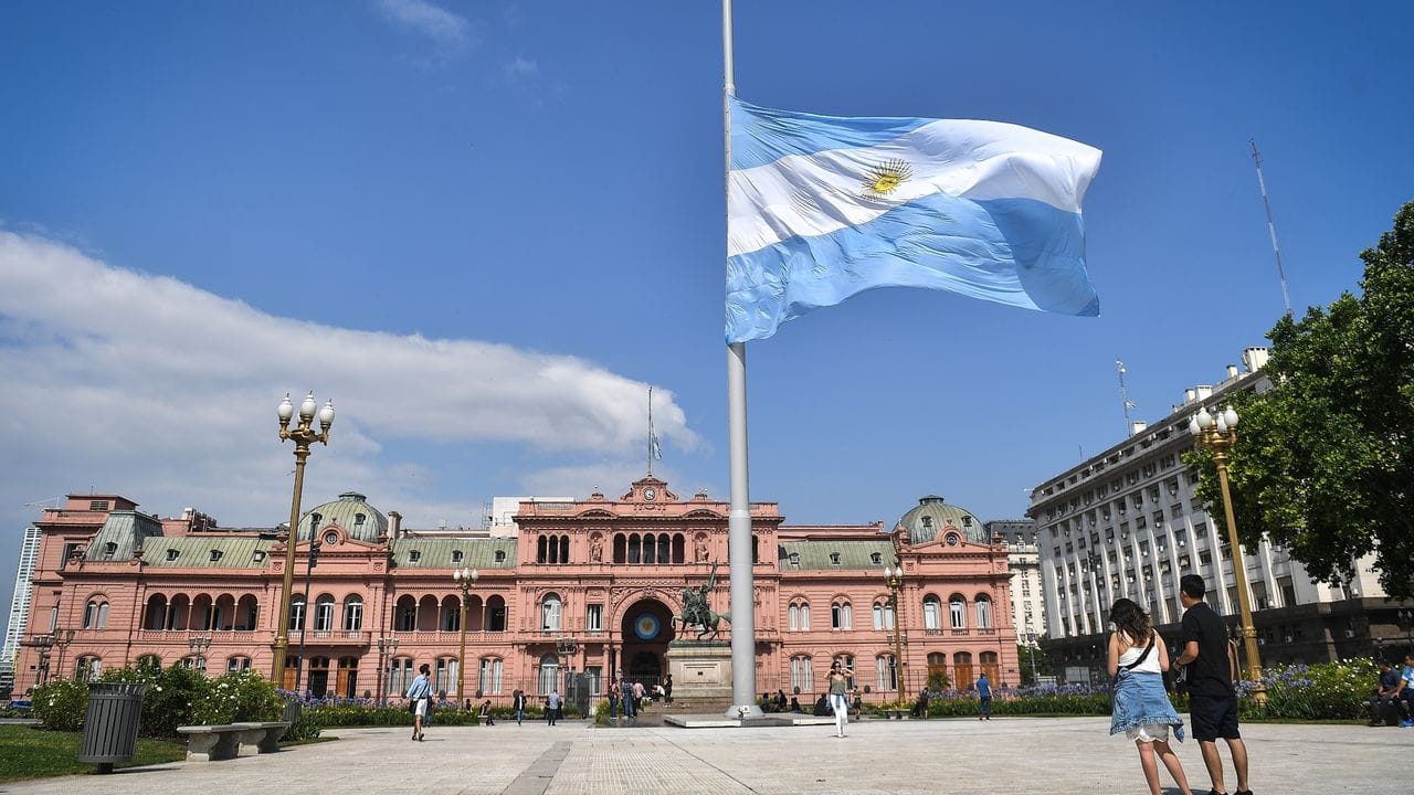 Die argentinische Flagge auf der Plaza de Mayo in Buenos Aires weht auf Halbmast.