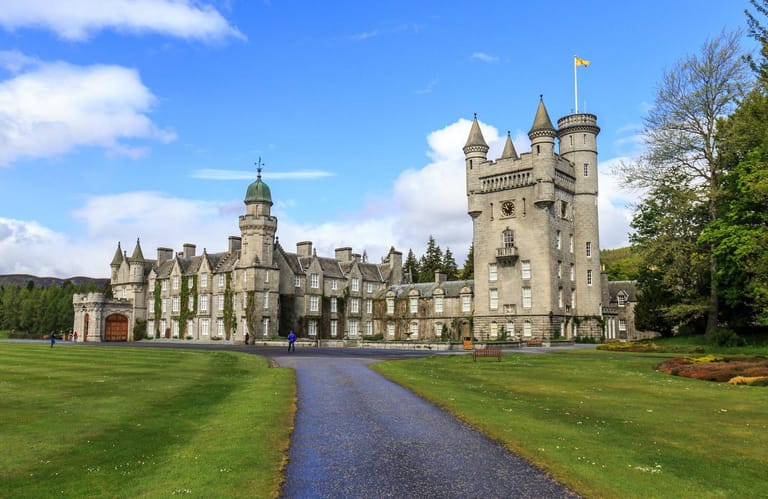 Schloss Balmoral: Es ist die Sommerresidenz der Queen in Aberdeenshire in Schottland. Jahr für Jahr lädt sie auch Familienmitglieder dorthin ein. Spaziergänge in der schottischen Landschaft und Jagdausflüge stehen hier auf der Tagesordnung. (Privatbesitz)