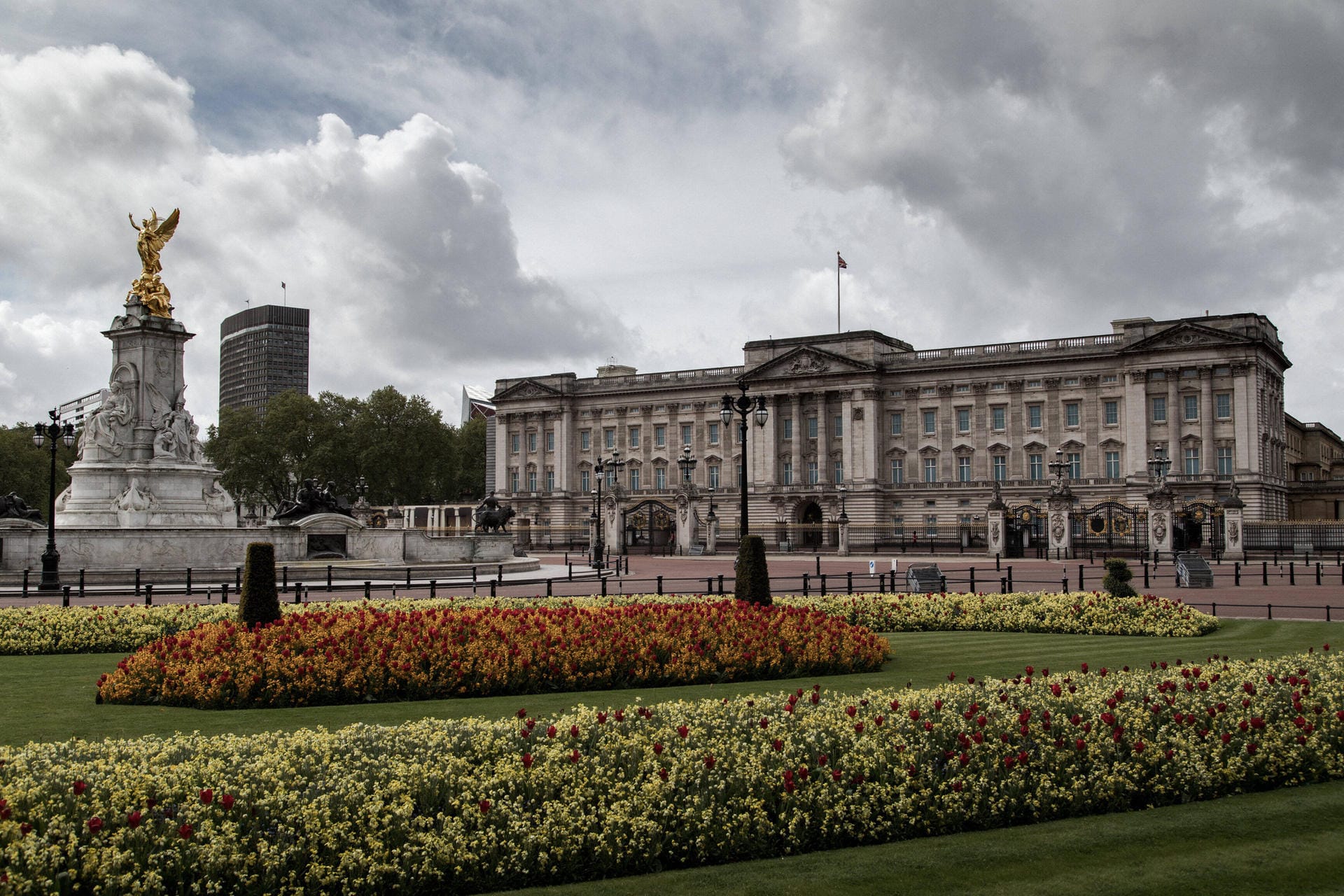 Der Buckingham-Palast befindet sich in London und ist der Hauptwohnsitz der Queen. Sie empfängt hier Staatsoberhäupter und seit 1993 gestattet die Königsfamilie Touristen, den prunkvollen Palast zu besichtigen. (Besitz der Krone)