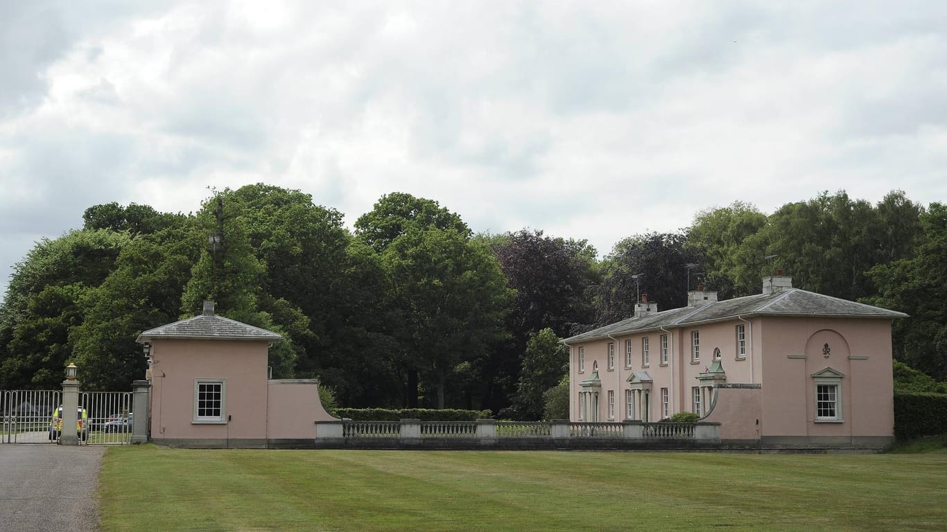 Die Zufahrt zur Royal Lodge – ebenfalls gelegen auf dem Gelände von Windsor Castle: Bei Aufenthalten in Windsor lebte die Queen Mum dort bis zu ihrem Tod. Seit 2004 ist es der Landsitz von Prinz Andrew und seiner Ex-Frau Sarah Ferguson. (gemietet von der Krone)