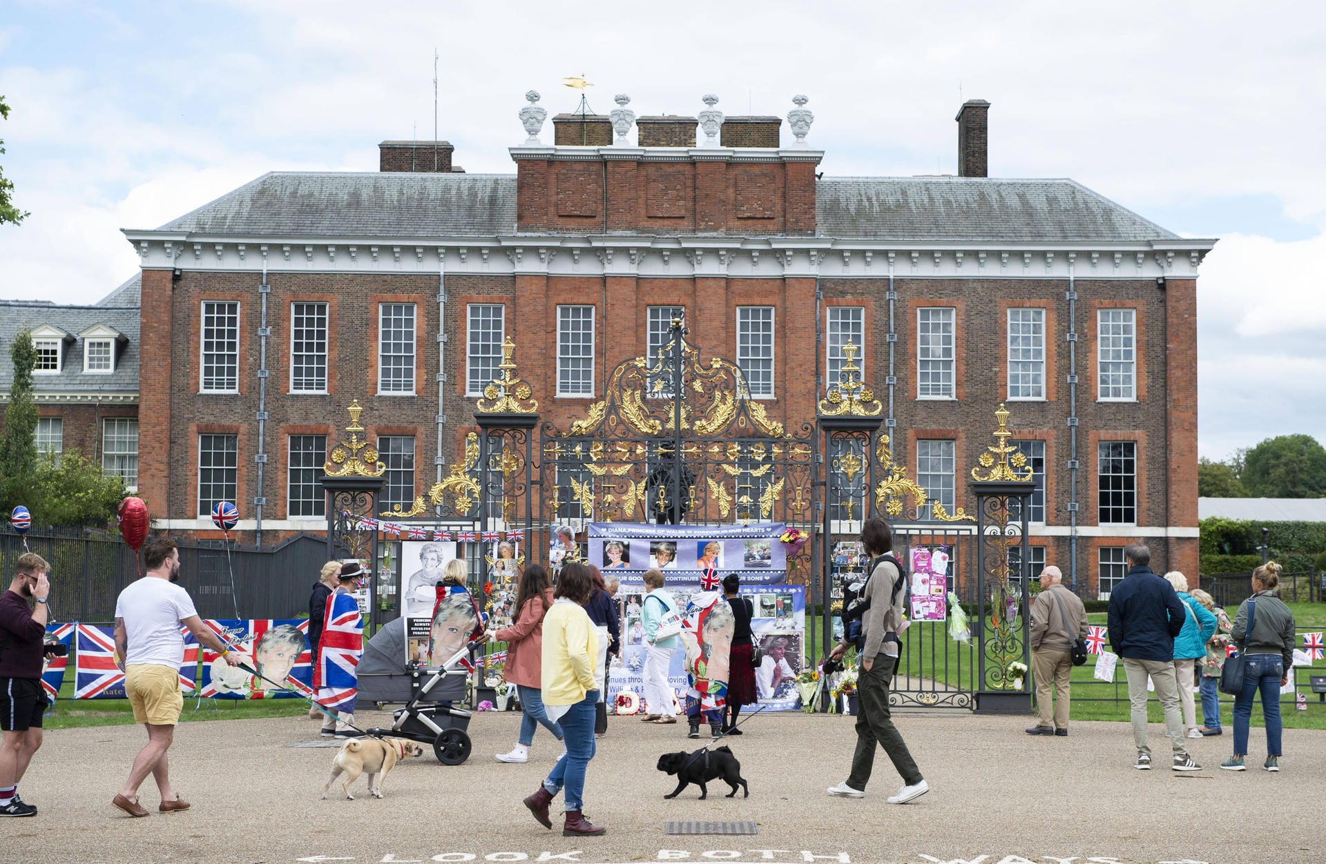 Kensington-Palast: In diesem Schloss haben Prinz William und Herzogin Kate mit ihren drei Kindern George, Charlotte und Louis ein ein offizielles Zuhause gefunden. Von 1981 bis 1997 residierte dort Williams Mutter Diana. Heute leben in dem riesigen Bau auch weitere Mitglieder der Königsfamilie. (Besitz der Krone)
