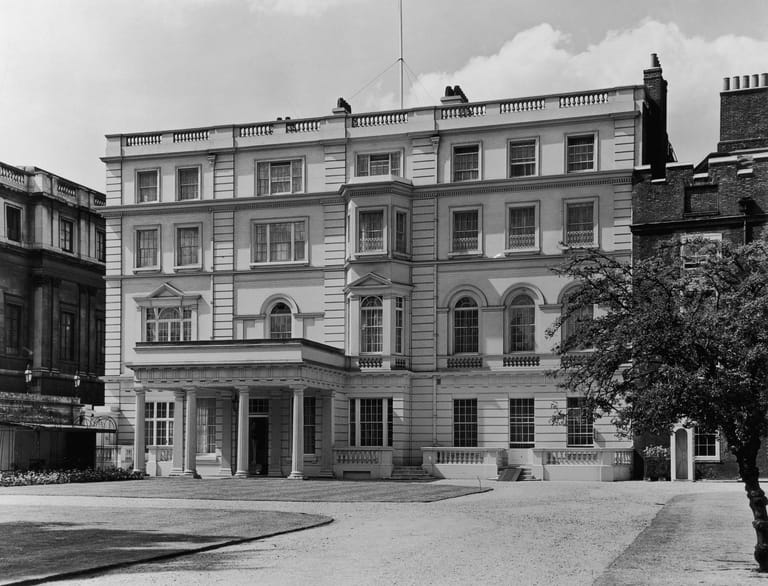 Clarence House: Es ist der Hauptwohnsitz von Prinz Charles und Herzogin Camilla. Es befindet sich im Westen Londons, unweit des Buckingham-Palastes. Seit 2003 steht das Gebäude in den Sommerferien Besuchern offen. (Besitz der Krone)