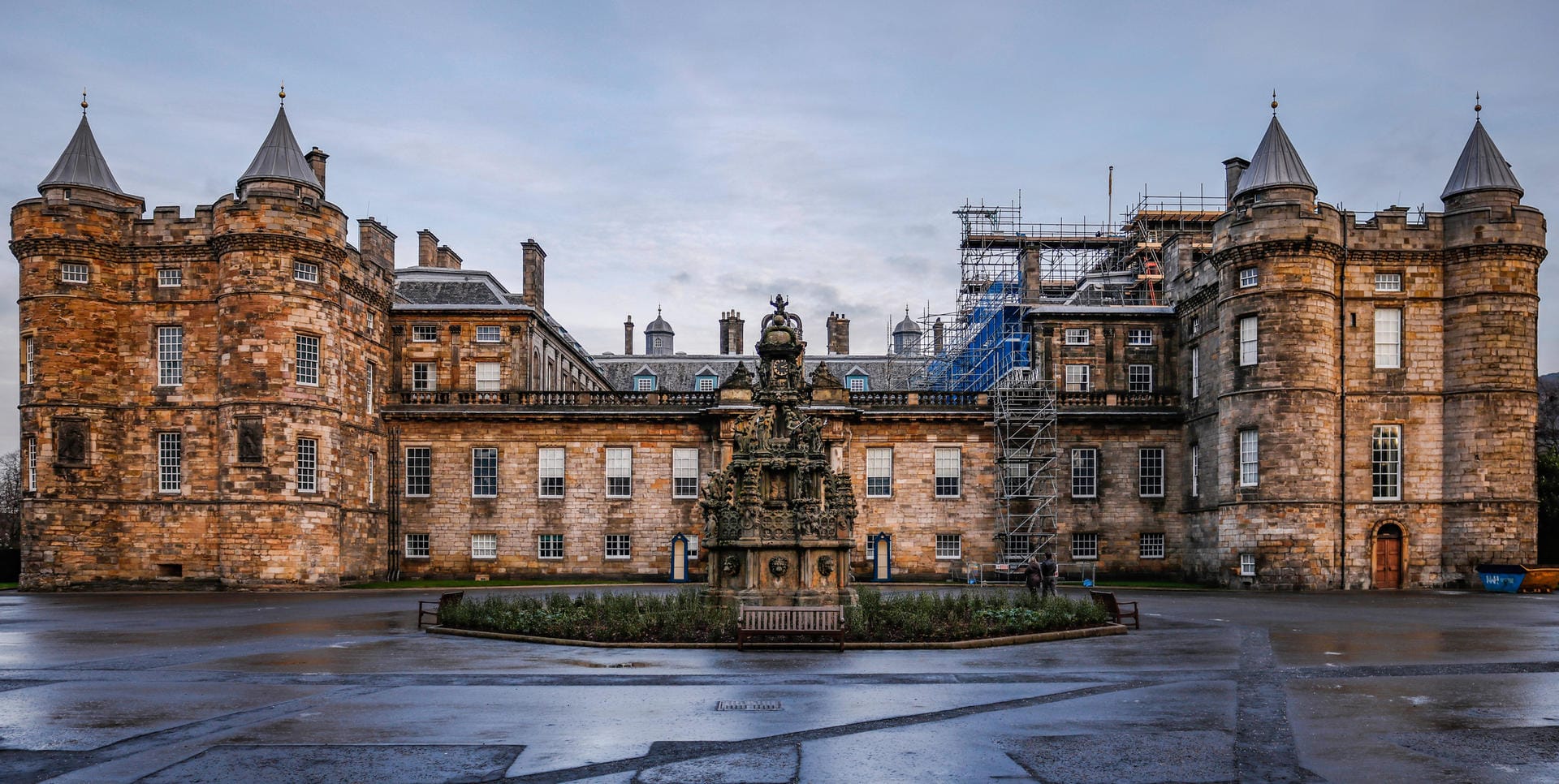 Palace of Holyroodhouse: Das Gebäude in Edinburgh ist die offizielle Residenz der Queen in Schottland. Mindestens eine Woche verbringt sie dort pro Jahr. (Besitz der Krone)