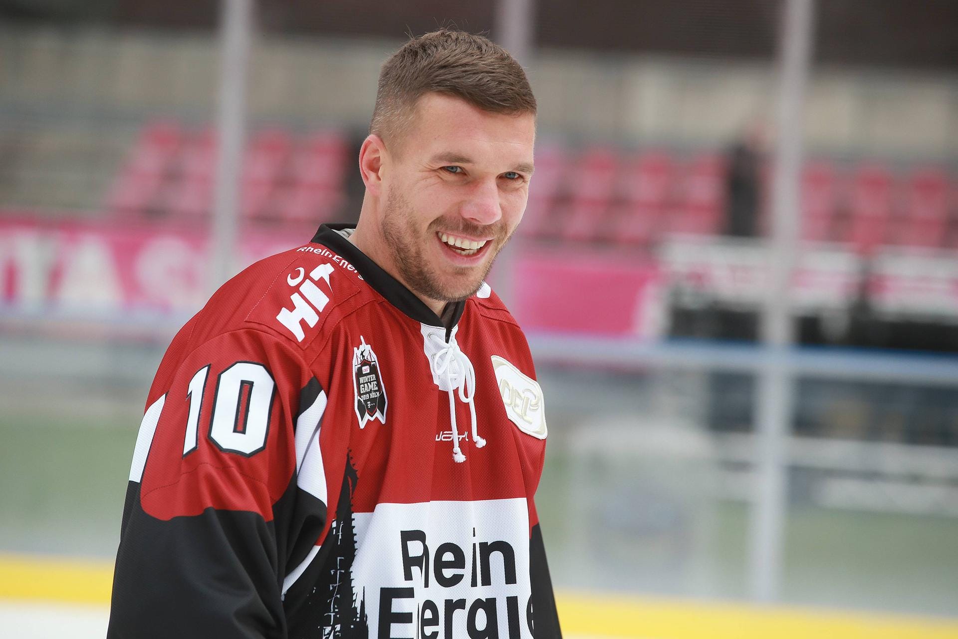 Lukas Podolski im Trikot der Kölner Haie: Der Fußballprofi versprach, sollten die Haie 100.000 virtuelle Tickets an ihre Fans verkaufen, werde er zum Eishockey-Spieler. Der Eishockey-Klub erreichte das Ziel im November 2020.
