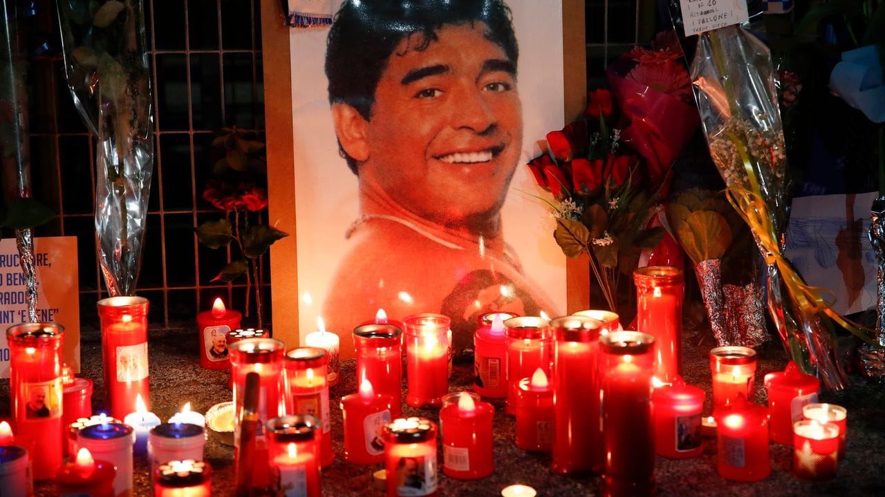 Kerzen und Blumen liegen vor dem San-Paolo-Stadion zum Gedenken an Maradona.