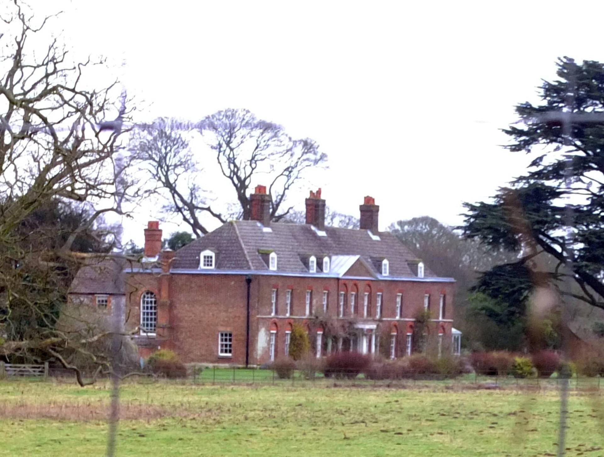 Anmer Hall: Das Gebäude liegt auf dem Gelände von Sandringham. Es ist der Landsitz von William und Kate. Die Queen hat es dem Paar Berichten zufolge zur Hochzeit geschenkt. Es befindet sich im privaten Besitz der Mountbatten-Windsors.