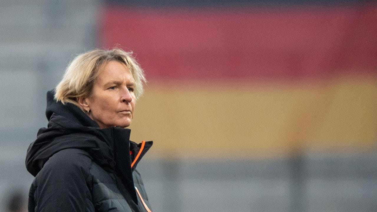 Bundestrainerin Martina Voss-Tecklenburg vor Spielbeginn.