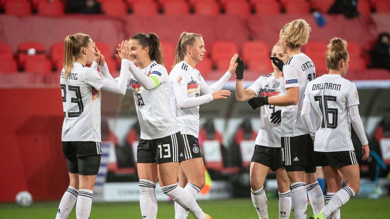 Die DFB-Frauen jubeln nach dem 2:0 durch Laura Freigang (l). Die DFB-Frauen jubeln nach dem 2:0 durch Laura Freigang (l).