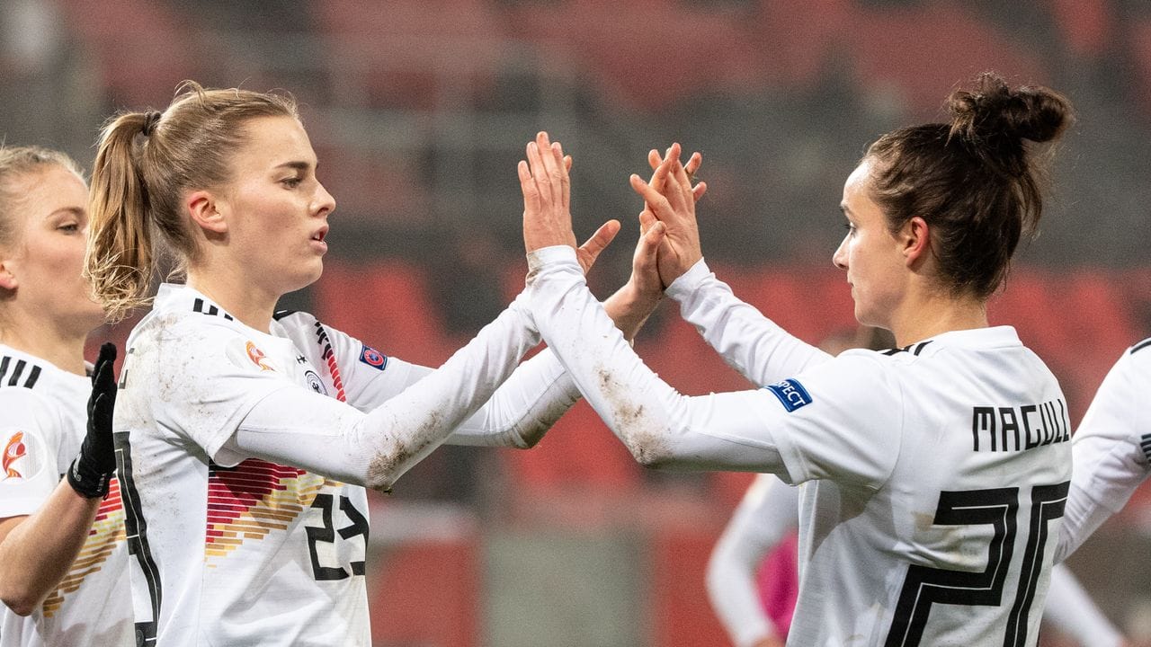 Insgesamt erzielte Laura Freigang (l) drei Tore. Insgesamt erzielte Laura Freigang (l) drei Tore.