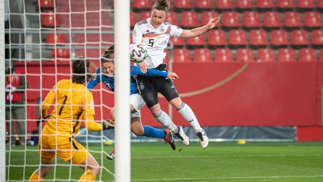 Marina Hegering (r) trifft zur Führung. Marina Hegering (r) trifft zur Führung.