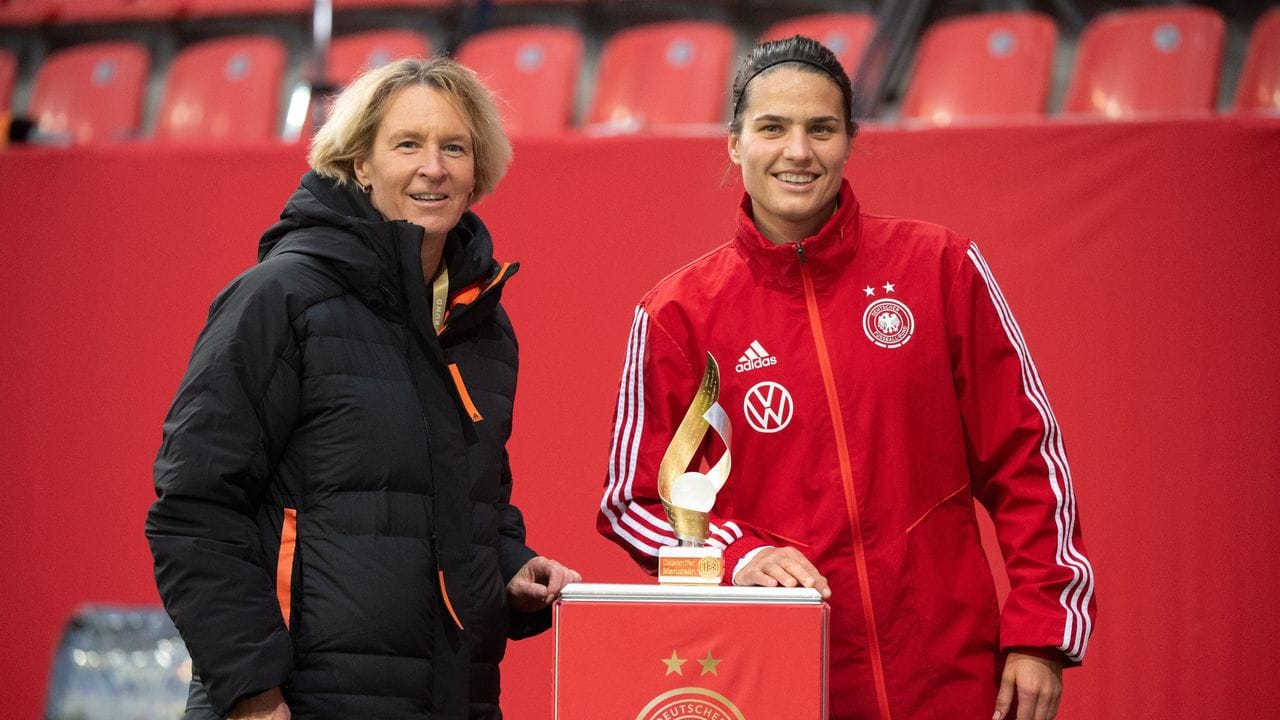 Dzsenifer Marozsan (r) wird vor der Partie für ihr hundertstes Länderspiel geehrt. Dzsenifer Marozsan (r) wird vor der Partie für ihr hundertstes Länderspiel geehrt.